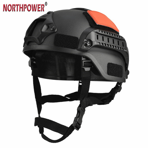 Un casco táctico Tigris MICH 2000 STYEL ACH con soporte NVG y riel lateral
