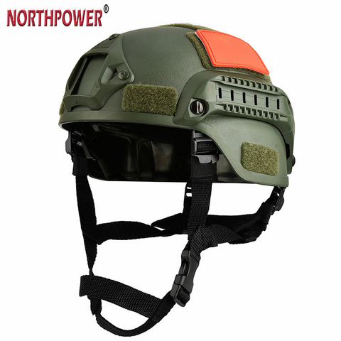 Un casco táctico Tigris MICH 2000 STYEL ACH con soporte NVG y riel lateral