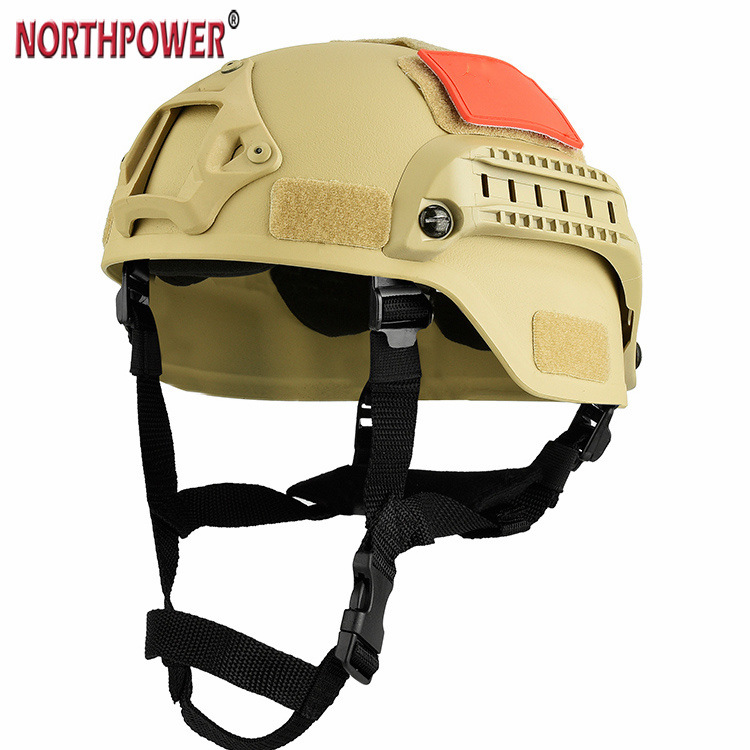 Un casco táctico Tigris MICH 2000 STYEL ACH con soporte NVG y riel lateral